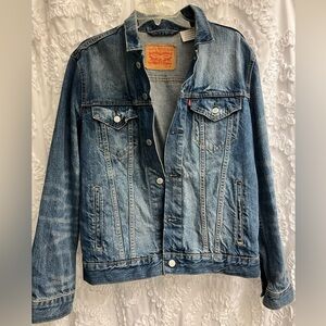 Men’s LEVI’S trucker jeans jacket in used good condition size M